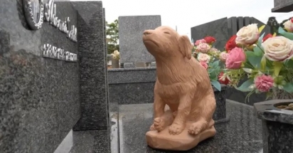 O jornal Vale Agrícola presenteou a família com uma estátua do cão, que foi colocada em cima do túmulo de Ademar.