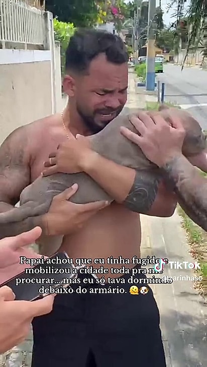 Enquanto o papai se emocionava, Zara, a American Bully de 4 meses, permanecia com uma expressão calma, alheia a todo o auê que sua soneca havia causado.