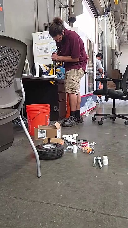 Em um ato de solidariedade, funcionários da Home Depot em San Diego se envolveram no projeto e ajudaram a construir a cadeira de rodas dentro da própria loja.