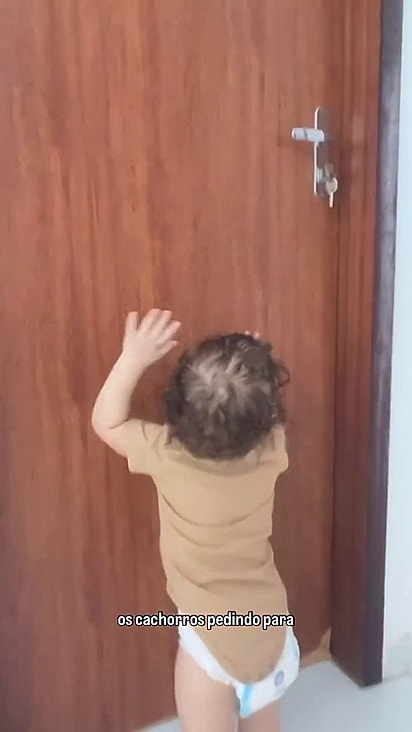 O bebê mostrou para a gata o que queria.
