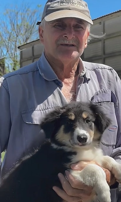 O pai de Mimí com a cachorrinha Paca.