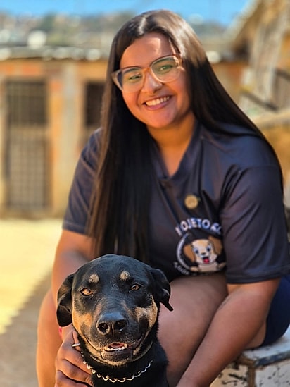 A jovem fundou a ONG após o resgate de uma cachorrinha prenha batizada de Meg.