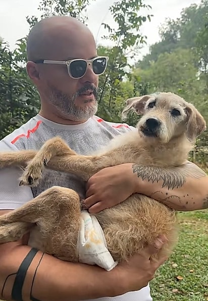 O cachorro Spike e seu tutor.