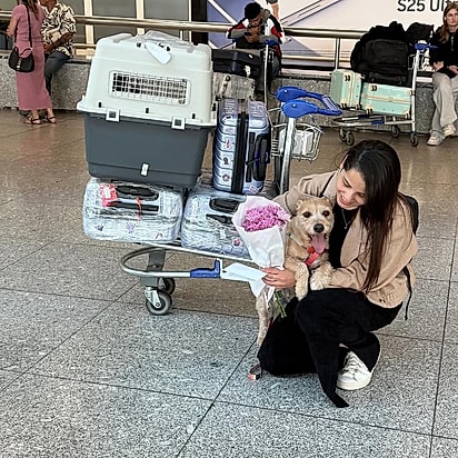 Frederico Bigodes e sua tutora no aeroporto de Portugal.