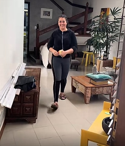 A mãe indo ver o novo integrante da família.