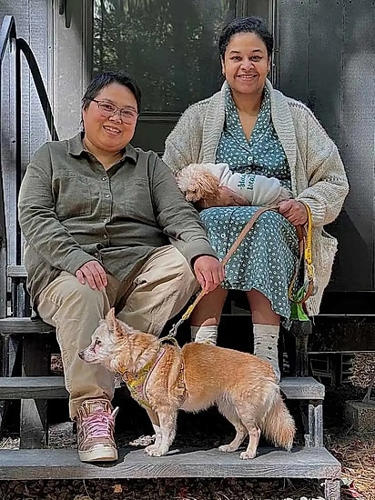 Luna (deitada no colo) com a sua família.