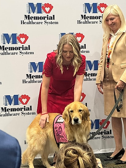 Priscilla acariciando o cão de terapia.