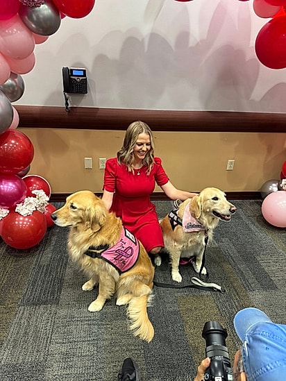 Priscilla Timmons com Honey Crisp à esquerda e Scrunchie à direita.