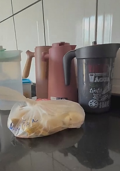 A sacola de ovos estava se mexendo.