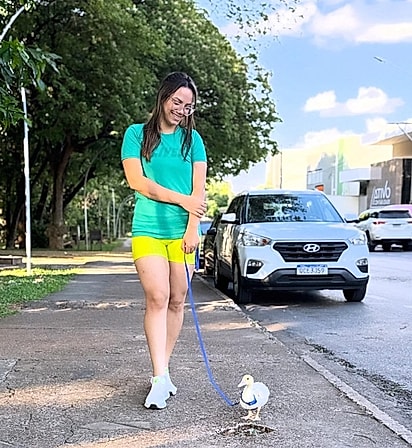 Fernanda levando Sacolinha para passear.