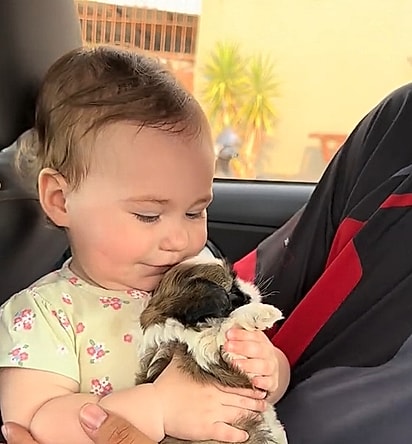 Luisa ficou encantada com o cachorrinho.