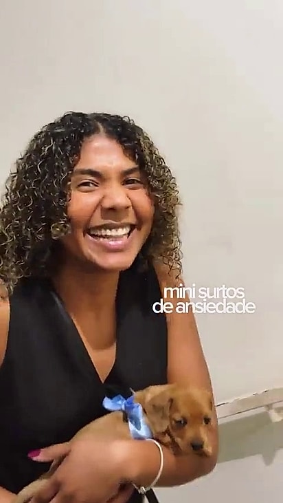 A jovem está nervosa para presentear o esposo.