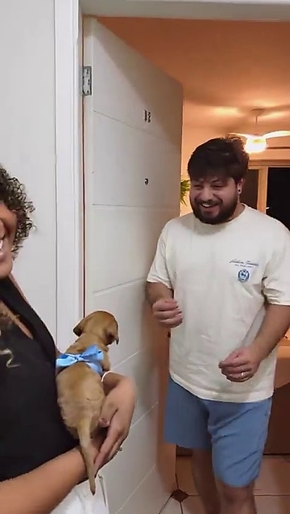 O homem ficou confuso com a supresa.