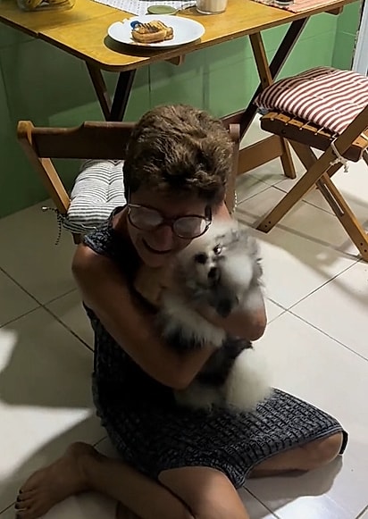 A idosa só queria abraçar e afofar a sua cachorrinha.
