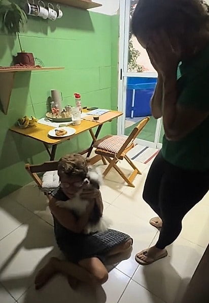 A idosa ficou emocionada quando viu a cachorrinha.