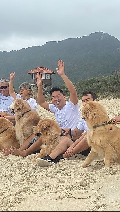 A turmiunha dourada com os seus tutores.