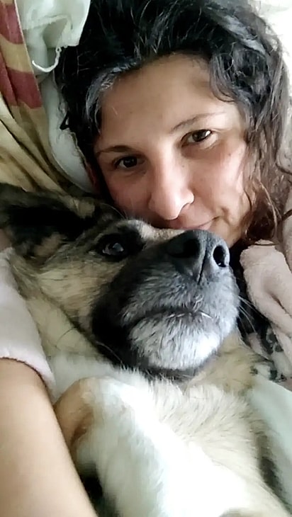 Ela adotou o cão Lycian.