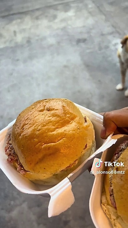 A moeda de troca do cachorrinho parece funcionar: ele sempre ganha o tão esperado pãozinho.