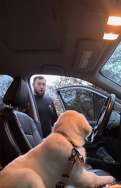 O momento em que Ryan abre a porta do carro.