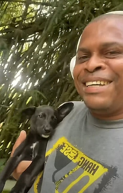 Junio continuou a caminhada com a cachorrinha no colo. 