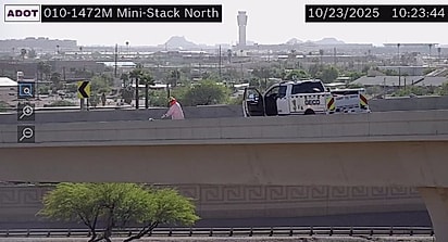 Os agentes escalados para o resgate não mediram esforços e garantiram que o gatinho fosse salvo com segurança.