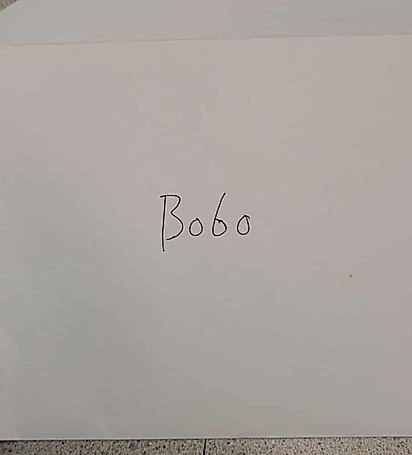 Junto da caixa estava um bilhete.