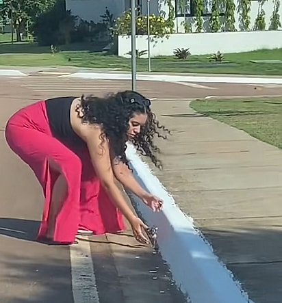 A jovem tentando ajudar o filhote.
