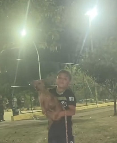 Heitor apareceu com a cachorrinha nos braços.