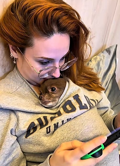 Canelinha no colo de Haru.