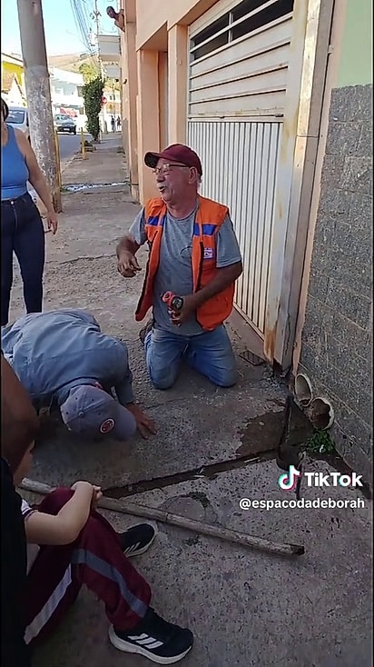 A vizinhança parou para acompanhar o resgate.