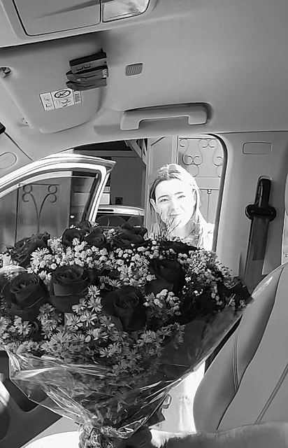 O momento em que Cecília encontra as flores.