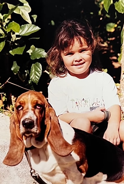Isadora, desde criança, amava cachorros.