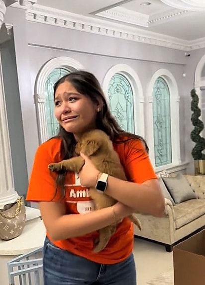 A jovem ficou emocionada com a surpresa: um golden retriever.