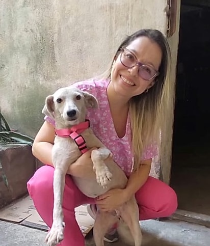 Nina com a veterinária.