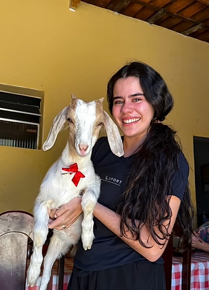 Gabi ficou muito triste com a venda da sua cabritinha.