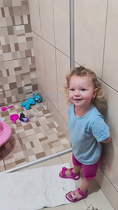 A pequena gosta de incluir os animais como parte da rotina.