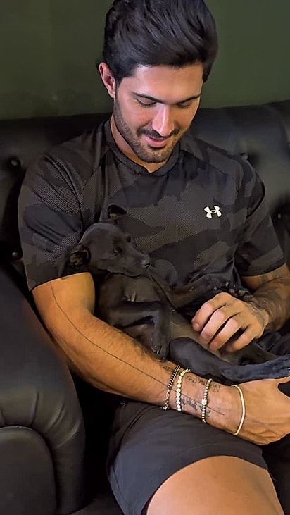 Caio Ferrari resgatou as duas cachorrinhas abandonadas na rodovia.