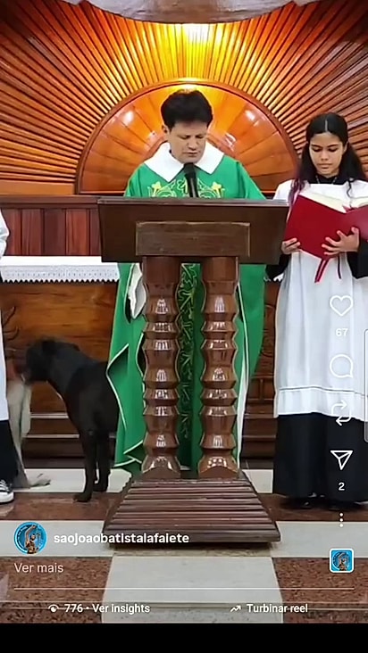 O padre estava tentando prosseguir com a missa.