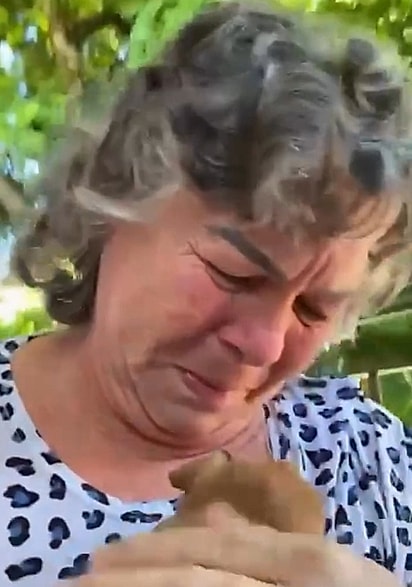 Leonice Gusmao ficou emocionada quando recebeu o presente da filha.