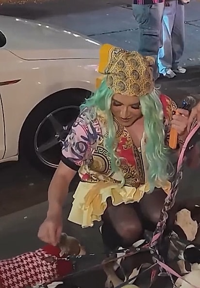 Damián fazendo carinho nos cães.