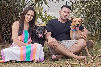 Caramelo de Jesus vive feliz ao lado do casal e de sua irmã canina.