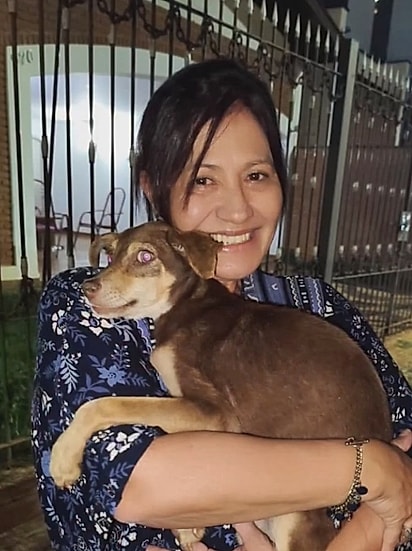 Cachorrinha Kiara no colo na nova tutora.