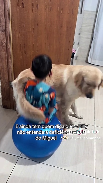 Billy está sempre pronto para proteger o menino.