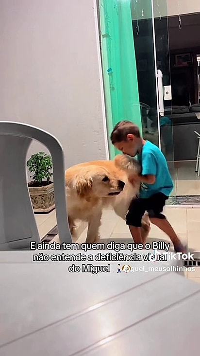 O cão aprendeu a cuidar de Miguel.