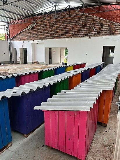 Casinhas construídas pela Fundação Quixote para cães resgatados.