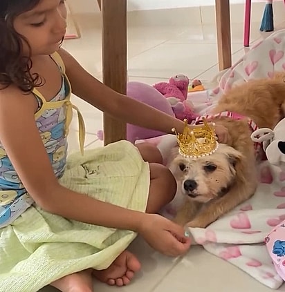 Isa brincando com a Lulú.