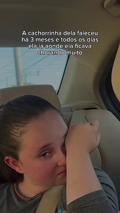 A tia resolveu presentear a sobrinha com um novo pet.