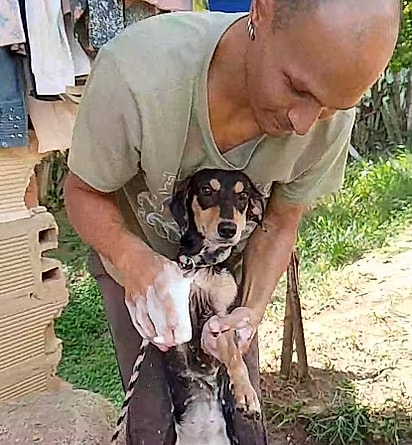Ana feliz, após o resgate, tomando um banho.