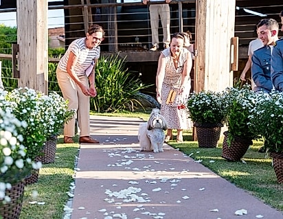 Nina indo em direção aos noivos.