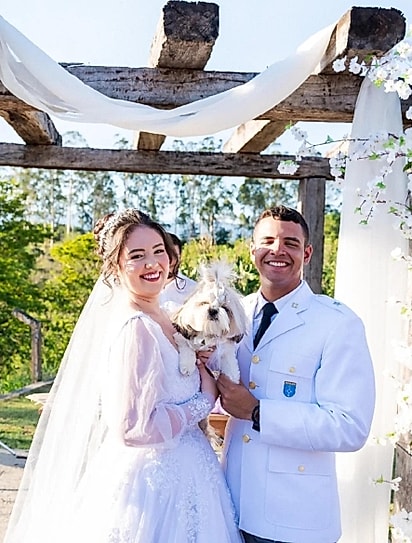 Nina, a shih tzu da família, participou do casamento dos tutores.